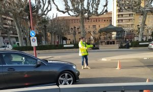 El concejal de Movilidad de Calatayud dirige los trabajos de señalización de una obra municipal subcontratada para la empresa en la que trabaja.