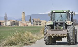 Un tractor en una carretera en una imagen de archivo.