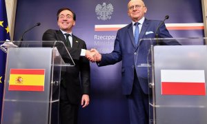 El Ministro de Relaciones Exteriores de Polonia, Zbigniew Rau (R), y el Ministro de Relaciones Exteriores de España, José Manuel Albares Bueno (L), se dan la mano durante una conferencia de prensa conjunta luego de su reunión en la sede del Ministerio de