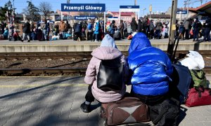 Refugiados de Ucrania llegan a la estación de tren de Przemysl, al sureste de Polonia.