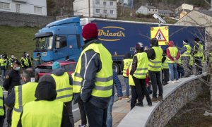 Transportistas cortan el paso a camiones no prioritarios, este jueves en Lugo.