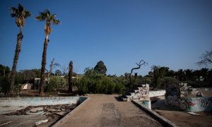 Piscina abandonada localizada entre las urbanizaciones de Eureka y Carabela en el complejo de Ten Bel, en una imagen tomada en febrero de 2022