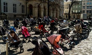 Filas de cochecitos se alinean en la plaza Rynok en memoria y honor de los 109 niños asesinados por la guerra rusa contra Ucrania.