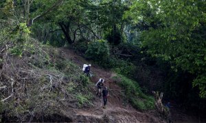 Hombres miskitos se preparan para cruzar el río cargando alimentos para regresar a la comunidad de Sangnilaya, Puerto Cabezas, Región Autónoma de la Costa Caribe Norte de Nicaragua, el 24 de septiembre de 2020