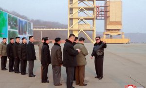 Una foto sin fecha publicada por la Agencia Central de Noticias de Corea del Norte (KCNA) muestra a Kim Jong Un (C), secretario general del Partido de los Trabajadores de Corea (WPK) y presidente de Asuntos Estatales de la República Popular Democrática de