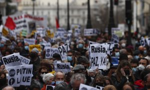 Cientos de personas participan en una manifestación contra la guerra en Ucrania convocada por UGT y otras organizaciones sociales por el centro de Madrid.