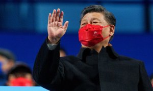 El presidente chino, Xi Jinping, saluda durante la ceremonia de apertura de los Juegos Paralímpicos de Invierno de Beijing 2022.