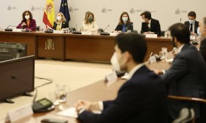 La ministra de Hacienda y Función Pública, María Jesús Montero; la vicepresidenta primera del Gobierno y ministra de Asuntos Económicos y Transformación Digital, Nadia Calviño; y la ministra de Transportes, Movilidad y Agenda Urbana, Raquel Sánchez, presi