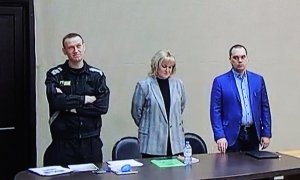 El líder de la oposición rusa Alexei Navalny junto a sus abogados Olga Mikhailova y Vadim Kobzev en la lectura de la sentencia, este martes.