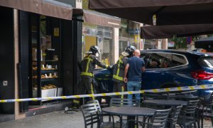 (30/09/2021) Un coche colisiona contra la terraza de un bar en Barcelona (ARCHIVO).