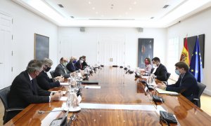 El presidente del Gobierno, Pedro Sánchez, durante su reunión con los principales ejecutivos de las  eléctricas (Iberdrola, Endesa, Naturgy, Repsol, Acciona Energía y EDP),  en la que también han estado presentes la la vicepresidenta tercera y ministra pa