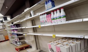 : La escasez de algunos productos básicos como la leche era visible este martes en algunos supermercados como en este Eroski de Zaragoza.