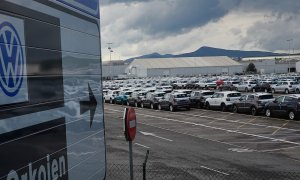 Vista de los vehículos producidos en la fábrica de Volkswagen Navarra, a 27 de abril de 2020.