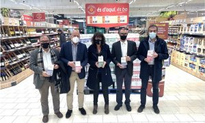 04/03/2022 - La consellera d'Agricultura, Teresa Jordà, amb representats de supermercats Lidl i la cooperativa Campllong, quan es va anunciar l'acord entre les dues companyies.