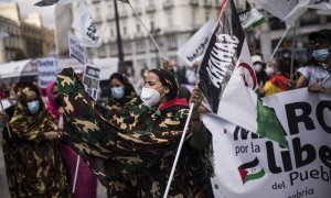 23/03/2022. Mujeres con pancartas y banderas del Sáhara Occidental durante la marcha final en España por la Libertad del Pueblo Saharaui, a 18/06/2021.