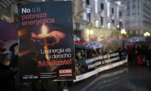 Los sindicatos CCOO PV y UGT PV, la asociación de consumidores Facua, la organización de autónomos Uatae y la confederación vecinal CAVE-COVA celebran una manifestación para exigir la contención de los precios de la energía.