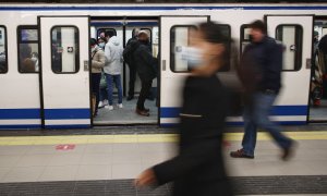 Viajeros en la estación de metro de Sol, en Madrid. E.P./Eduardo Parra