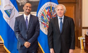 Fotografía del 5 de noviembre de 2021 cedida por la Organización de los Estados Americanos (OEA) donde aparece su secretario general, Luis Almagro (d), junto al representante permanente de Nicaragua, Arturo McFields Yescas (d), en la sede del organismo en