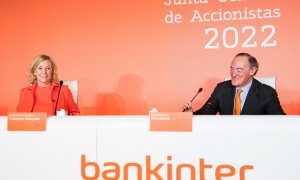 La consejera delegada de Bankinter, María Dolores Dancausa (i), y el presidente del banco, Pedro Guerrero (d), durante la junta de accionistas de la entidad.