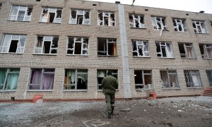 Imagen de una escuela destruida por los ataques en el Donbás, Ucrania, el pasado 25 de febrero de 2022.