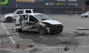 Estado del automóvil de la periodista rusa Oksana Baulina, tras ser alcanzado por un misil ruso cuando estaba aparcado en el estacionamiento del centro comercial Retroville de Kiev. En la explosión falleció otro civil que acompañaba a la periodista.