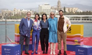 La directora de cine Alauda Ruiz de Azúa, en el centro, posa junto a los actores (de izq. a der.) Ramón Barea, Laia Costa, Susi Sánchez y Mikel Bustamante durante la presentación del largometraje 'Cinco lobitos', en el Festival de Cine de Málaga.