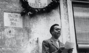 26/3/22 Miguel Hernández, recitando poemas en la plaza Ramón Sijé de Orihuela