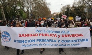 Varias personas, con una pancarta que reza 'Por la defensa de la Sanidad Pública', se manifiestan desde el Ministerio de Sanidad hasta la Puerta del Sol para apoyar la Atención Primaria, a 27 de marzo de 2022, en Madrid.