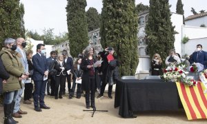 La nieta de soldado republicano Andreu Flores (c), fallecido durante la Guerra Civil y primera persona identificada de la fosa del Mas de Santa Magdalena, en Móra d'Ebre, en el acto de entrega a la familia de los restos del soldado en el que ha participad