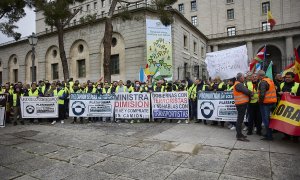 28/3/22-Grupos de personas acuden con pancartas y banderas a una manifestación por el sector del transporte, en el Ministerio de Transportes, a 25 de marzo de 2022, en Madrid.