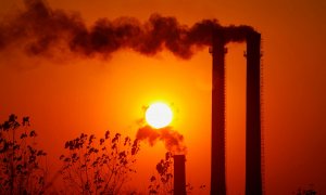 El humo sale de las chimeneas de una refinería de petróleo en Nanjing, provincia de Jiangsu, en el este de China.