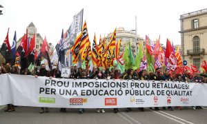 29/03/2022 - Capçalera de la manifestació de docents d'aquest dimarts a Barcelona.