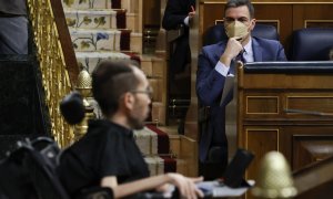 30/03/2022.- El presidente del Gobierno, Pedro Sánchez, escucha la intervención del líder de Podemos, Pablo Echenique (i), tras su comparecencia ante el pleno del Congreso para informar de las conclusiones del Consejo Europeo, la Cumbre de la OTAN y las r