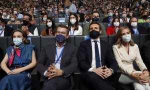 La portavoz parlamentaria del PP, Cuca Gamarra; el presidente de Galicia, Alberto Núñez Feijóo; el actual presidente del partido, Pablo Casado, y su mujer, Isabel Torres Orts, durante el XX Congreso Nacional del partido en Sevilla que comienza este vierne