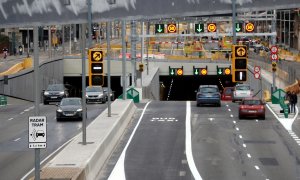 Circulació de vehicles pel túnel de Glòries en els dos sentits aquest diumenge al matí.