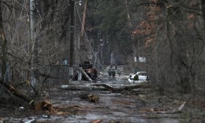 Militares ucranianos patrullando en la ciudad de Irpin, cerca de Kiev, Ucrania, 02 de abril de 2022.