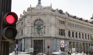 Un semáforo en rojo, cerca del edificio del Banco de España, en la confluencia del Paseo del Prado y la madrileña calle de Alcalá, en Madrid. E.P./Eduardo Parra