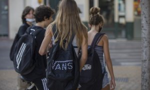 Alumnos del Instituto San Isidoro de Sevilla, en el primer día del comienzo de las clases de Secundaria y Bachillerato en la era de la covid-19.