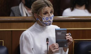 La vicepresidenta segunda y ministra de Trabajo, Yolanda Díaz (c), muestra el Estatuto de los Trabajadores mientras interviene durante la sesión de control al Gobierno, este miércoles, en el Congreso de los Diputados.