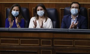 06/04/2022.- Las ministras de Derechos Sociales, Ione Belarra (i), y de Igualdad, Irene Montero, y el responsable de Consumo, Alberto Garzón, aplauden durante la sesión de control al Gobierno, este miércoles, en el Congreso de los Diputados. EFE/ Emilio N