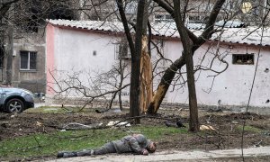 El cadáver de un civil yace en un barrio bombardeado en Mariupol, a 3 de abril.