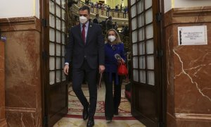 05/04/2022.- El presidente del Gobierno, Pedro Sánchez seguido por la vicepresidenta primera y ministra de Asuntos Económicos y Transformación Digital, Nadia Calviño a su salida del hemiciclo del Congreso donde esta tarde ha intervenido por videoconferenc