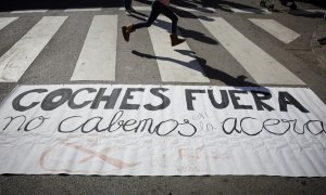 Una niña cruza por el paso de cebra que hay junto al colegio madrileño Lope de Vega en una manifestación ciudadana para reclamar espacios escolares seguros y sin coches.