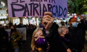 8/4/22-Una persona sostiene una pancarta en una manifestación convocada por la Asamblea Feminista contra la violencia machista bajo el lema 'La violencia machista existe y nos mata', a 25 de noviembre de 2021, en Murcia, (España).