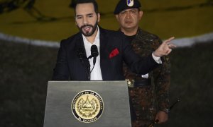 8/4/22-El presidente de El Salvador, Nayib Bukele (izquierda), habla durante una ceremonia de reclutamiento de 1.440 nuevos soldados en las fuerzas armadas. Luego de una ola de asesinatos con 62 víctimas en un solo día, el gobierno declaró un estado de em