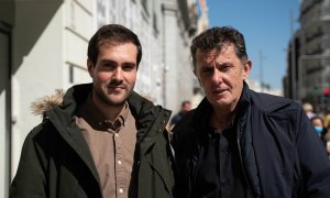 Los periodistas Alexis Romero (i) y Manuel Sánchez (d), autores del libro ‘Yolanda Díaz. La dama roja’.