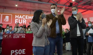 09/04/2022 La secretaria general del PSOE Madrid y delegada del Gobierno de España en Madrid, Mercedes González; el presidente del Gobierno Pedro Sánchez; y el secretario general del PSOE Madrid y portavoz del PSOE en la Asamblea, Juan Lobato; aplauden a