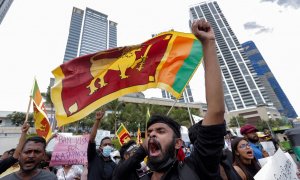 09/04/2022 Manifestantes protestan en Sri Lanka contra el presidente, Gotabaya Rajapaksa, cerca de la Secretaría Presidencial, en Colombo