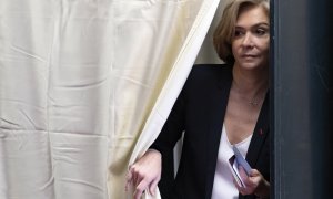 Valerie Pecresse, candidata del partido derechista Les Republicains (LR) para las elecciones presidenciales de 2022, sale de una cabina para emitir su voto en un colegio electoral en la primera ronda de las elecciones presidenciales francesas en Velizy-Vi