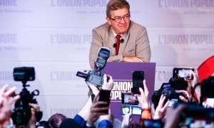 El candidato presidencial del partido La France Insoumise (LFI), Jean-Luc Melenchon (C), pronuncia un discurso después de los resultados de la primera vuelta de las elecciones presidenciales francesas en París, Francia, el 10 de abril de 2022.